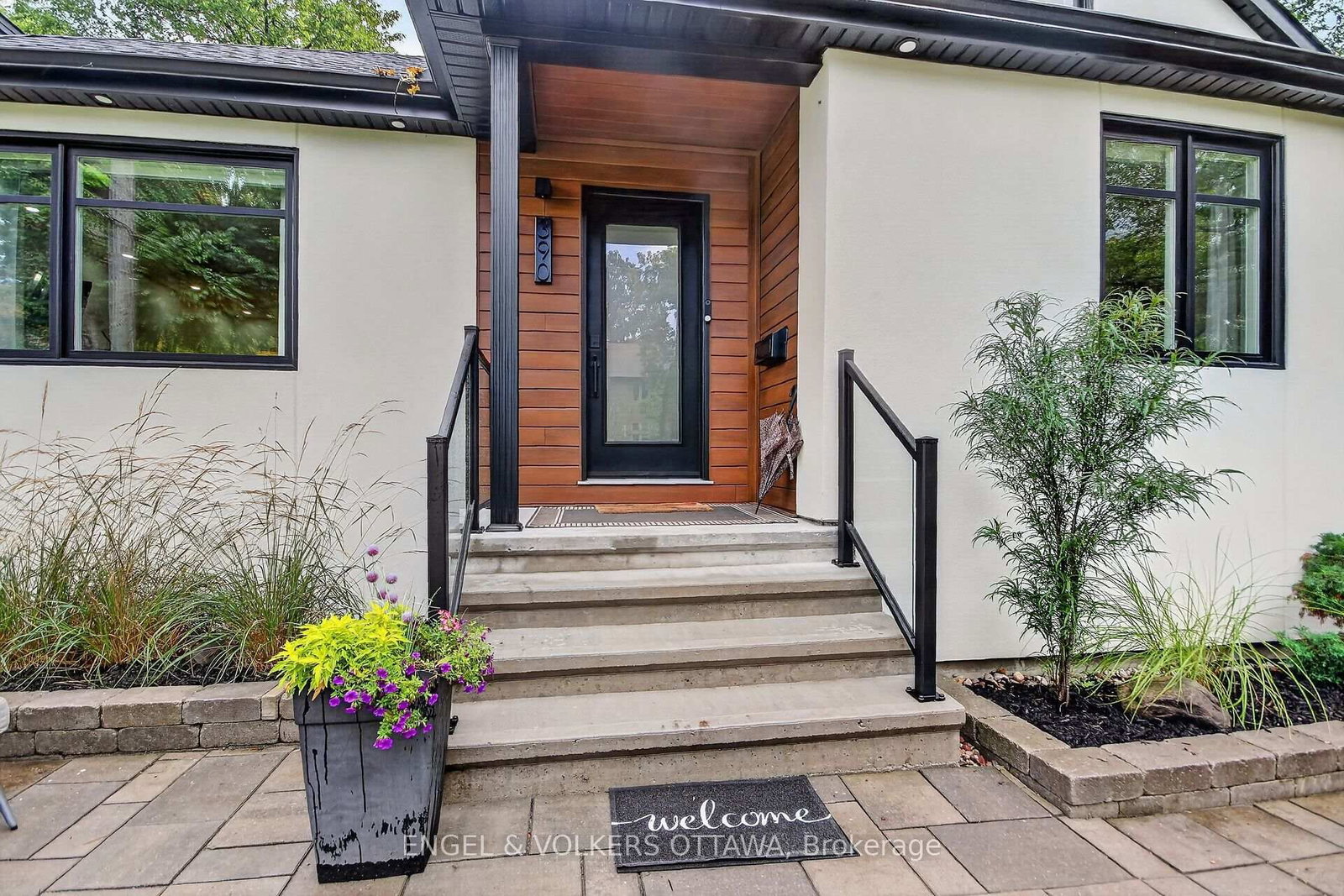 390 Princeton Avenue • Ottawa, ON photo 2