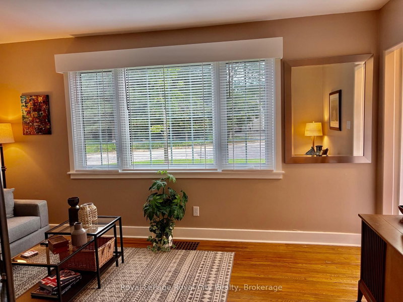 56 Winston Cres photo 4
