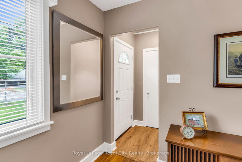 56 Winston Cres photo 5