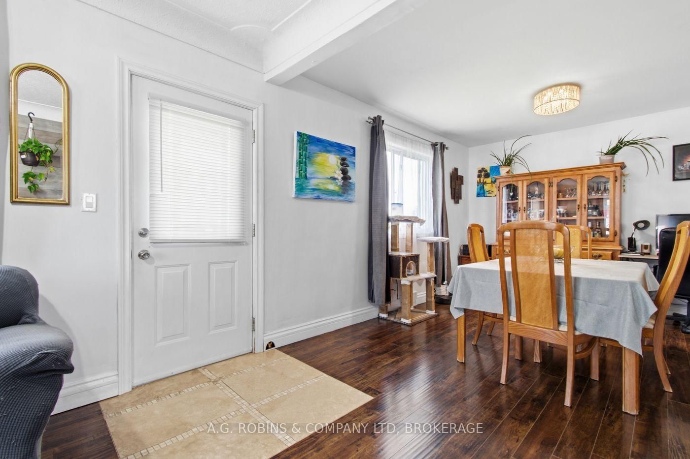 Detached House for sale at 54 Clifford Avenue, Welland, Ontario, L3C 2G1 - Broadway - MLS: X13719084
