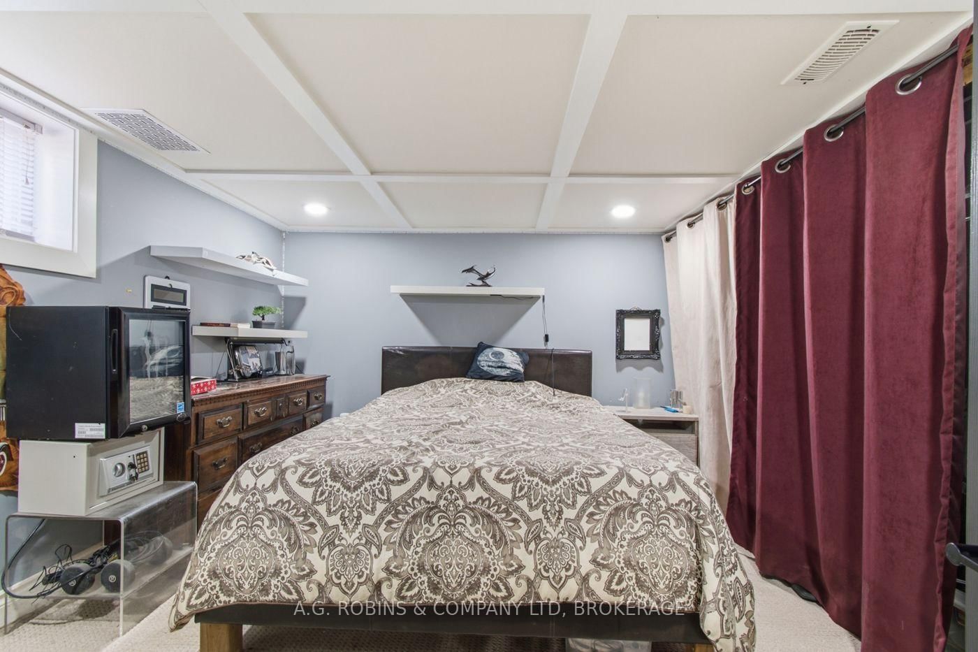 Detached House for sale at 54 Clifford Avenue, Welland, Ontario, L3C 2G1 - Broadway - MLS: X13719084