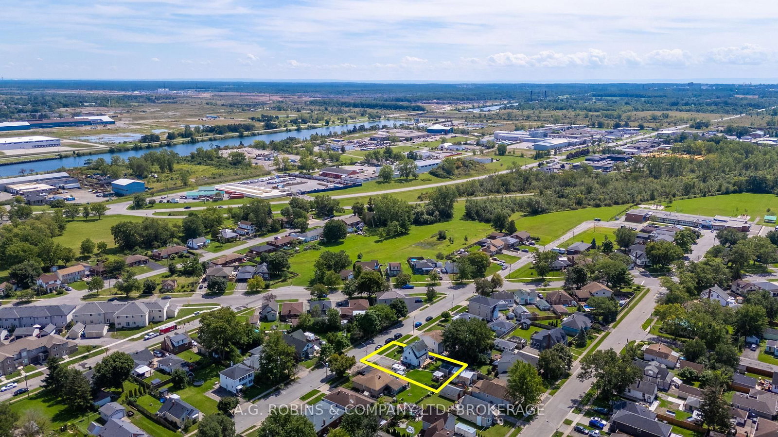 Detached House for sale at 54 Clifford Avenue, Welland, Ontario, L3C 2G1 - Broadway - MLS: X13719084