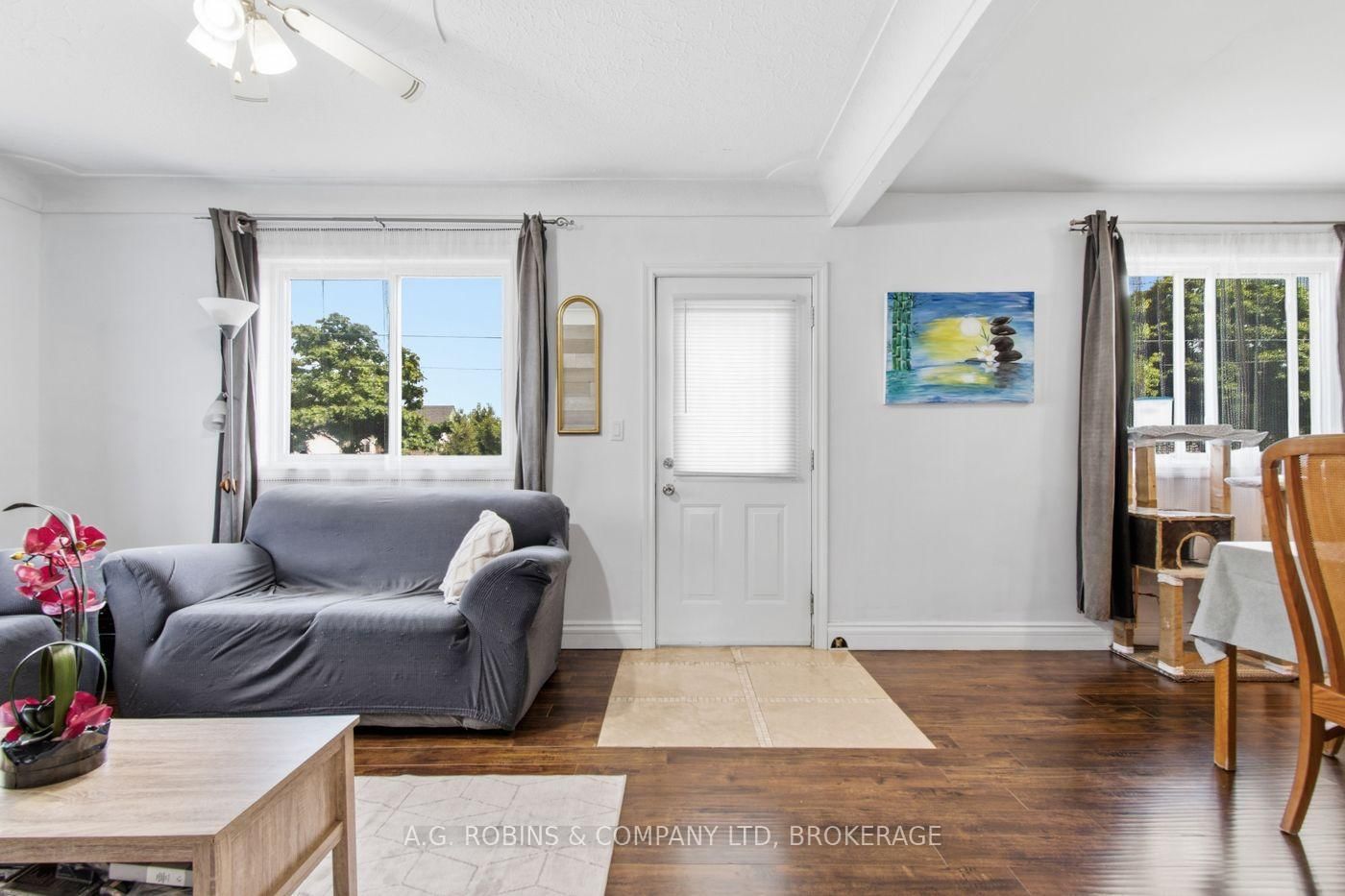 Detached House for sale at 54 Clifford Avenue, Welland, Ontario, L3C 2G1 - Broadway - MLS: X13719084