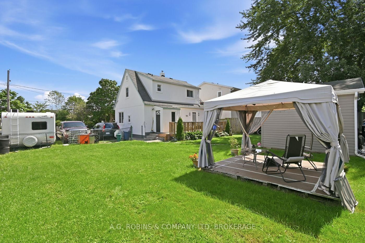 Detached House for sale at 54 Clifford Avenue, Welland, Ontario, L3C 2G1 - Broadway - MLS: X13719084