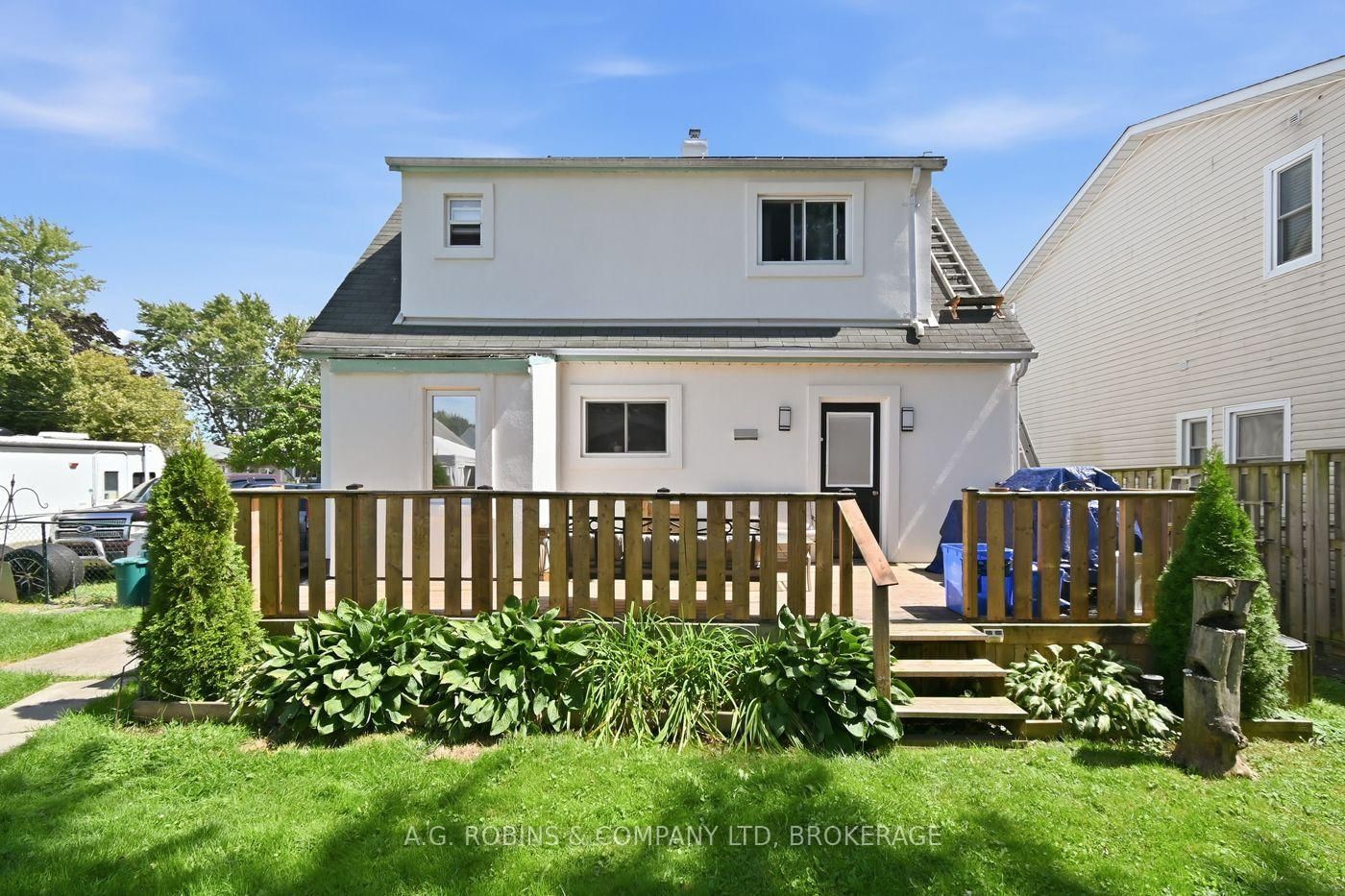 Detached House for sale at 54 Clifford Avenue, Welland, Ontario, L3C 2G1 - Broadway - MLS: X13719084
