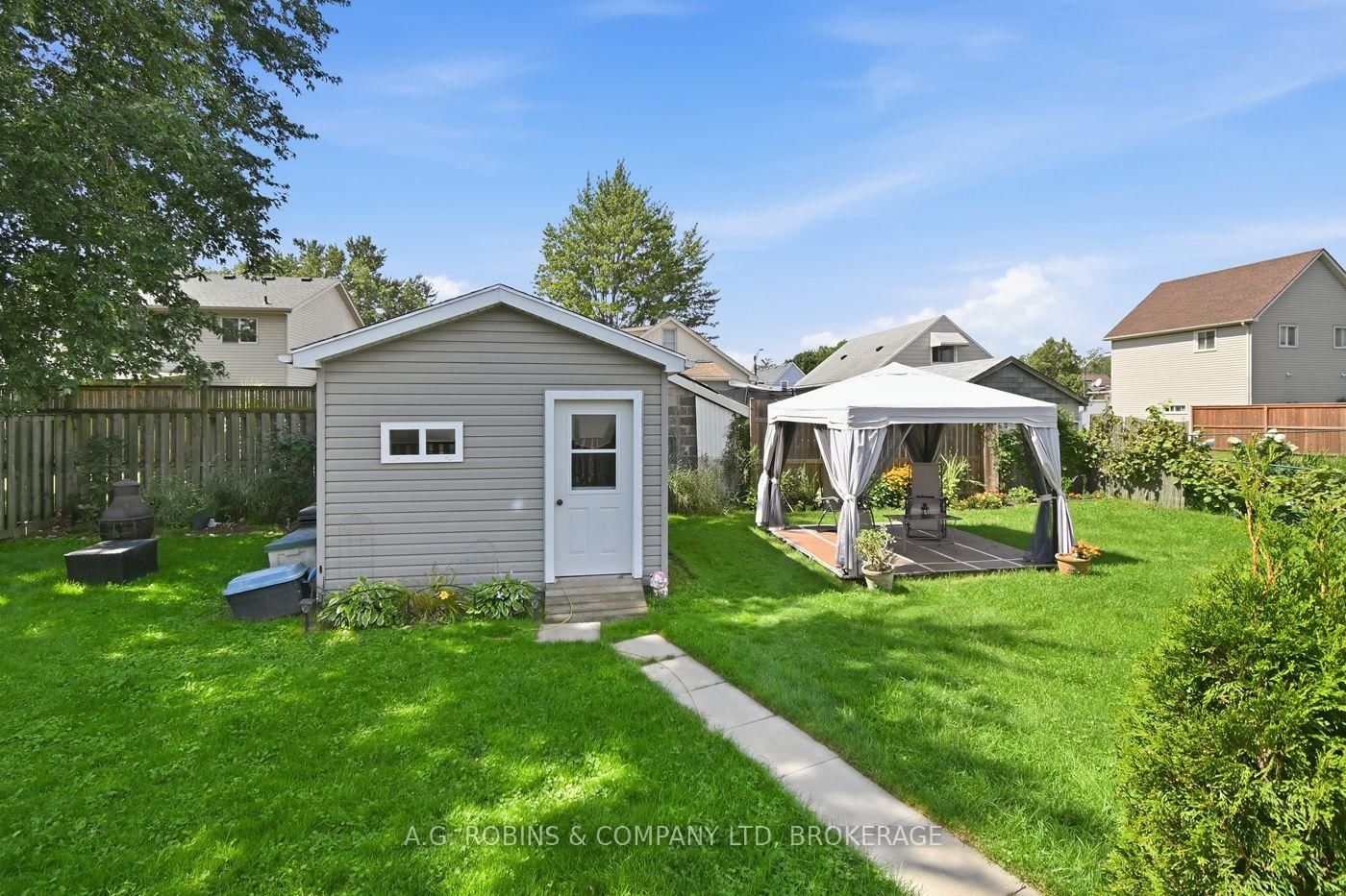 Detached House for sale at 54 Clifford Avenue, Welland, Ontario, L3C 2G1 - Broadway - MLS: X13719084