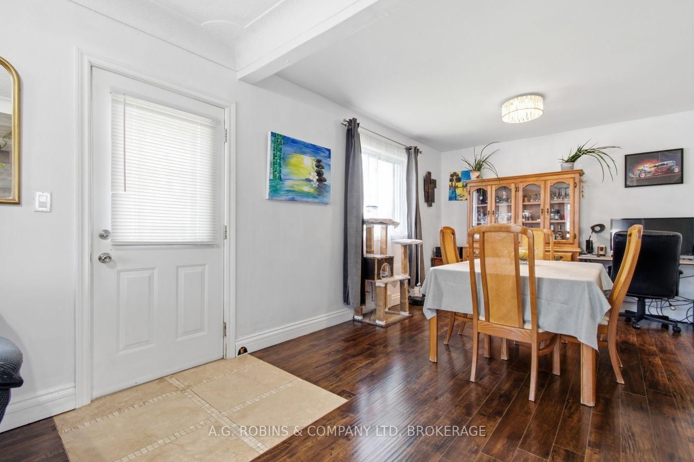 Detached House for sale at 54 Clifford Avenue, Welland, Ontario, L3C 2G1 - Broadway - MLS: X13719084