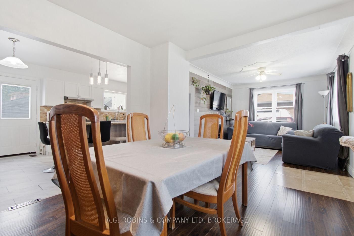 Detached House for sale at 54 Clifford Avenue, Welland, Ontario, L3C 2G1 - Broadway - MLS: X13719084