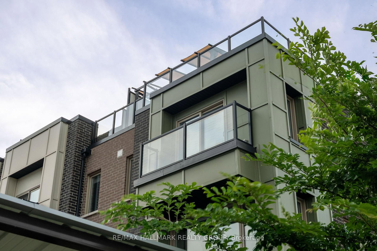 583 Takamose Private • #217 • Ottawa, ON photo 1