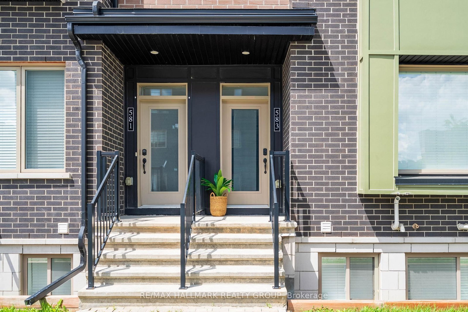 583 Takamose Private • #217 • Ottawa, ON photo 3