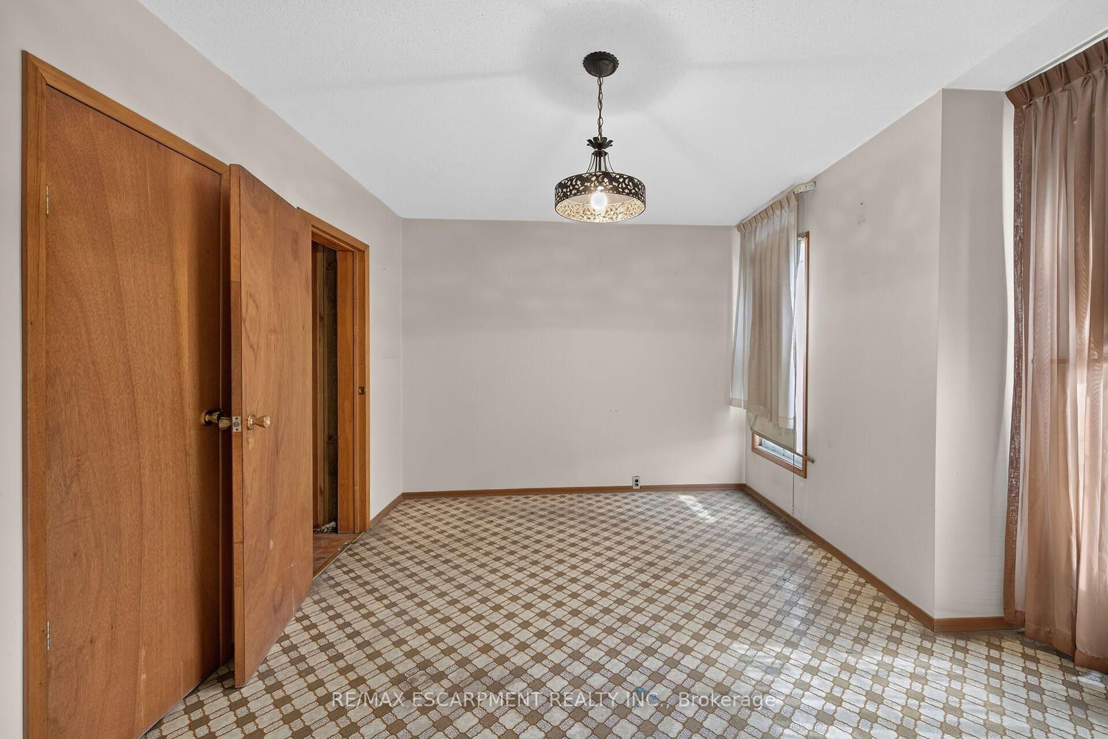 15 Kinrade Avenue • Hamilton, ON photo 18