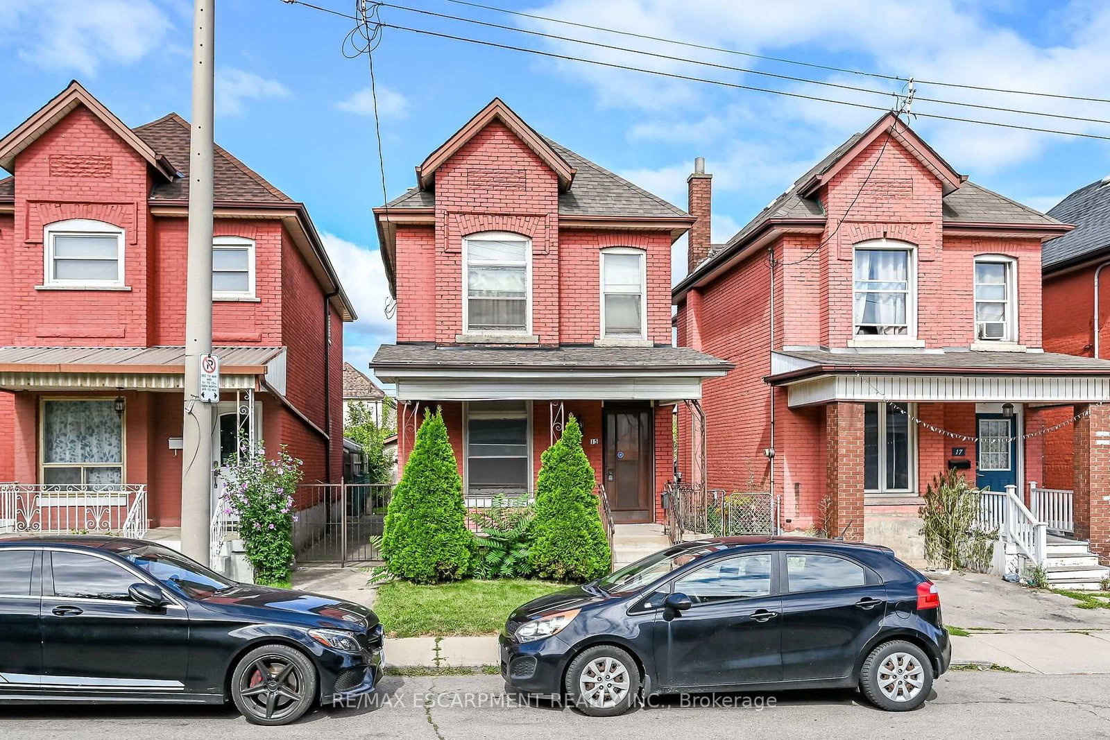 15 Kinrade Avenue • Hamilton, ON photo 2