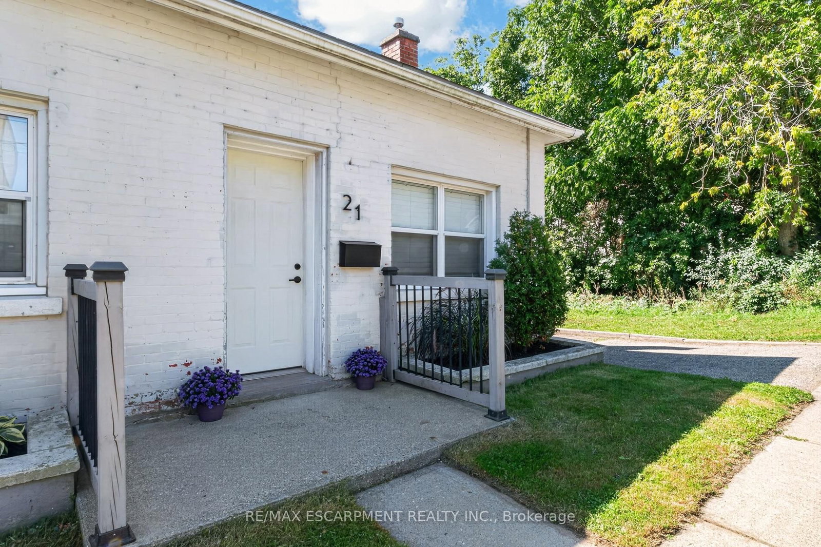 21 Cedar Street • Cambridge, ON photo 3