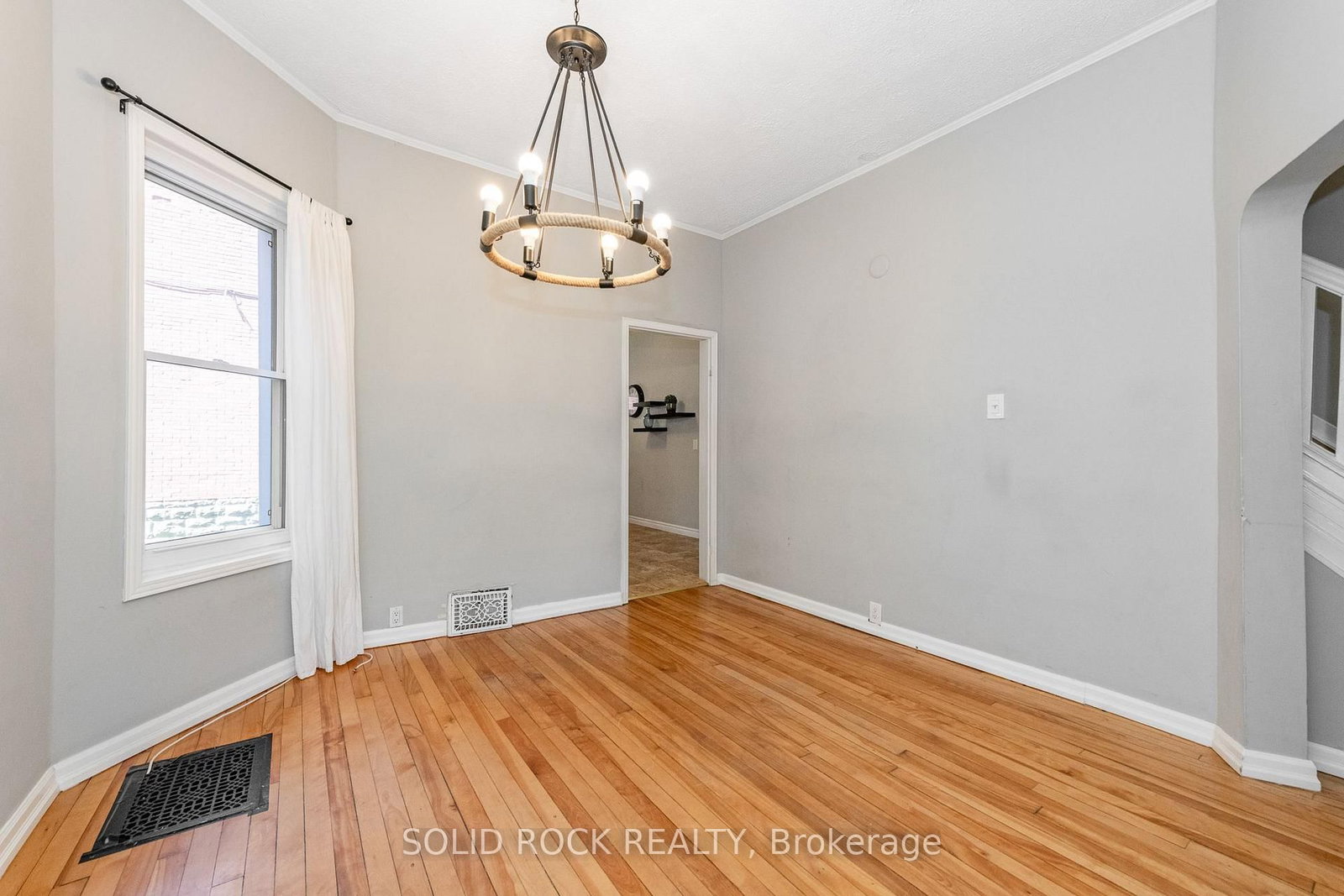 134 Concord Street S • Ottawa, ON photo 12