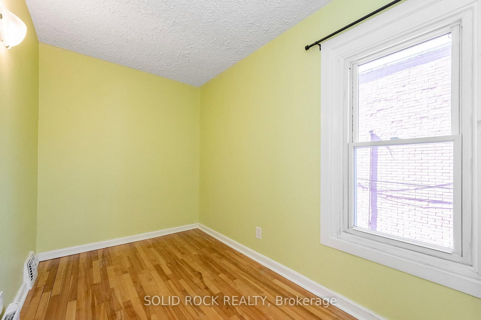 134 Concord Street S • Ottawa, ON photo 24