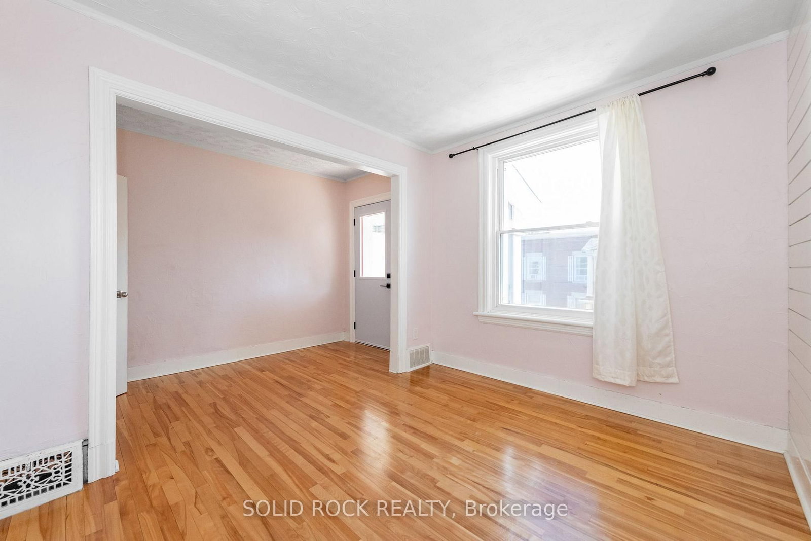 134 Concord Street S • Ottawa, ON photo 30
