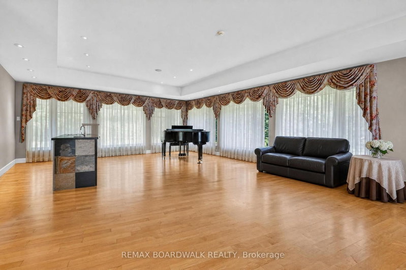 2437 Devine Rd photo 4