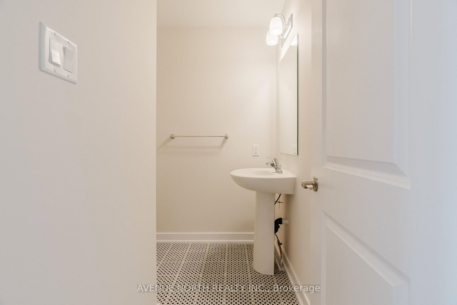 1220 Flycatcher Private • Ottawa, ON photo 12