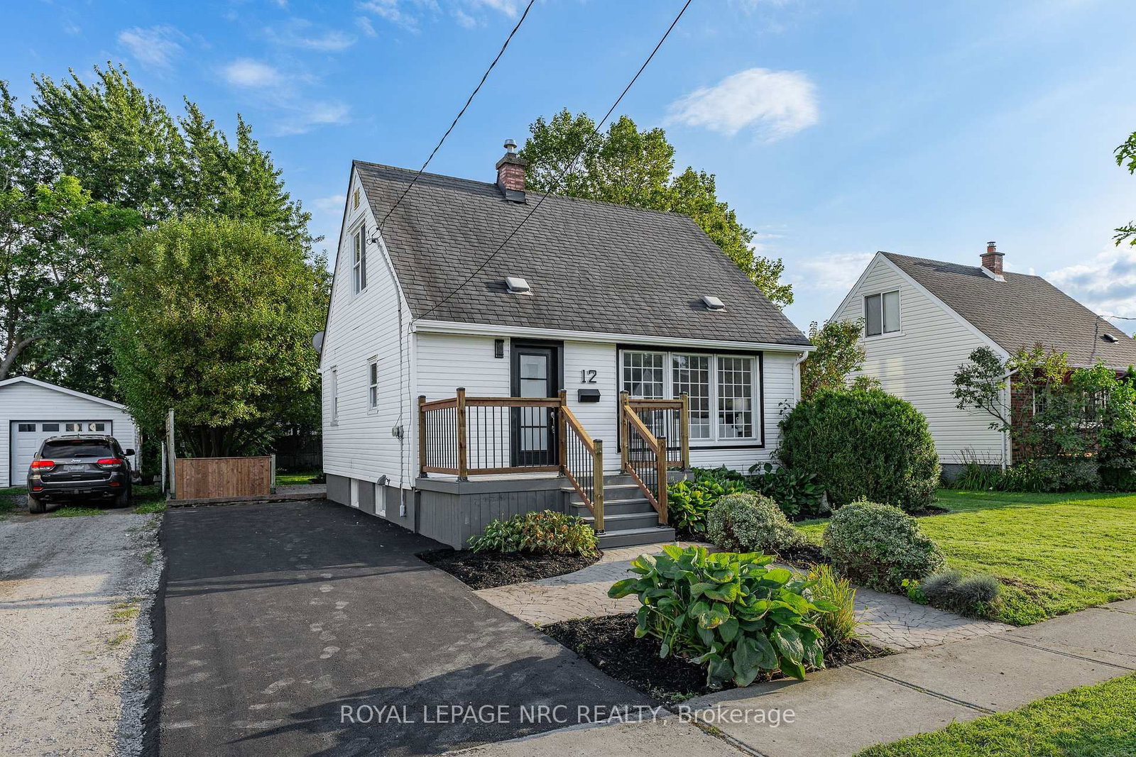 12 Admiral Road • St. Catharines, ON photo 1