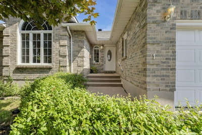 542 Davis Drive • Kingston, ON photo 3
