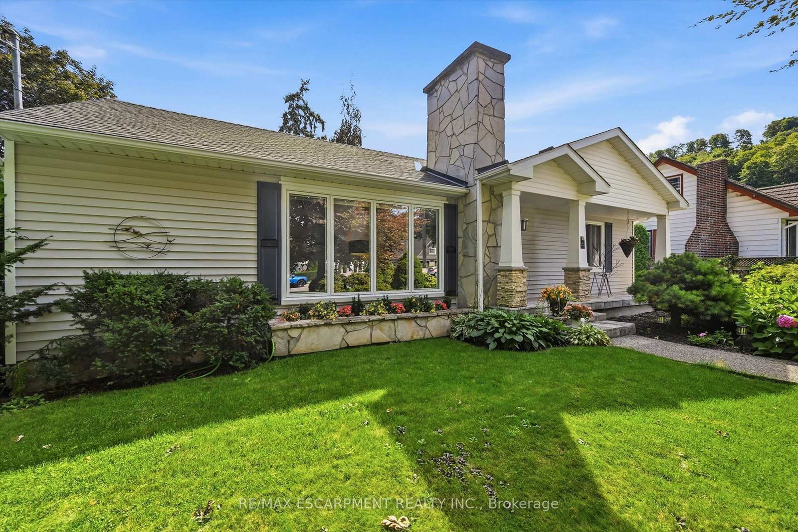 6 Kerman Avenue • Grimsby, ON photo 2