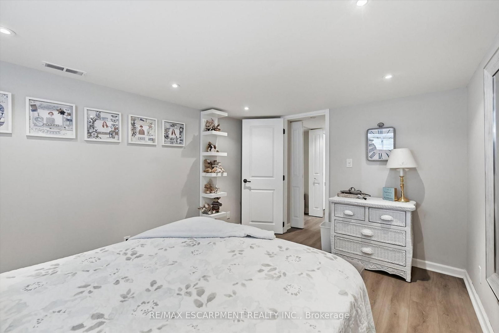 6 Kerman Avenue • Grimsby, ON photo 36