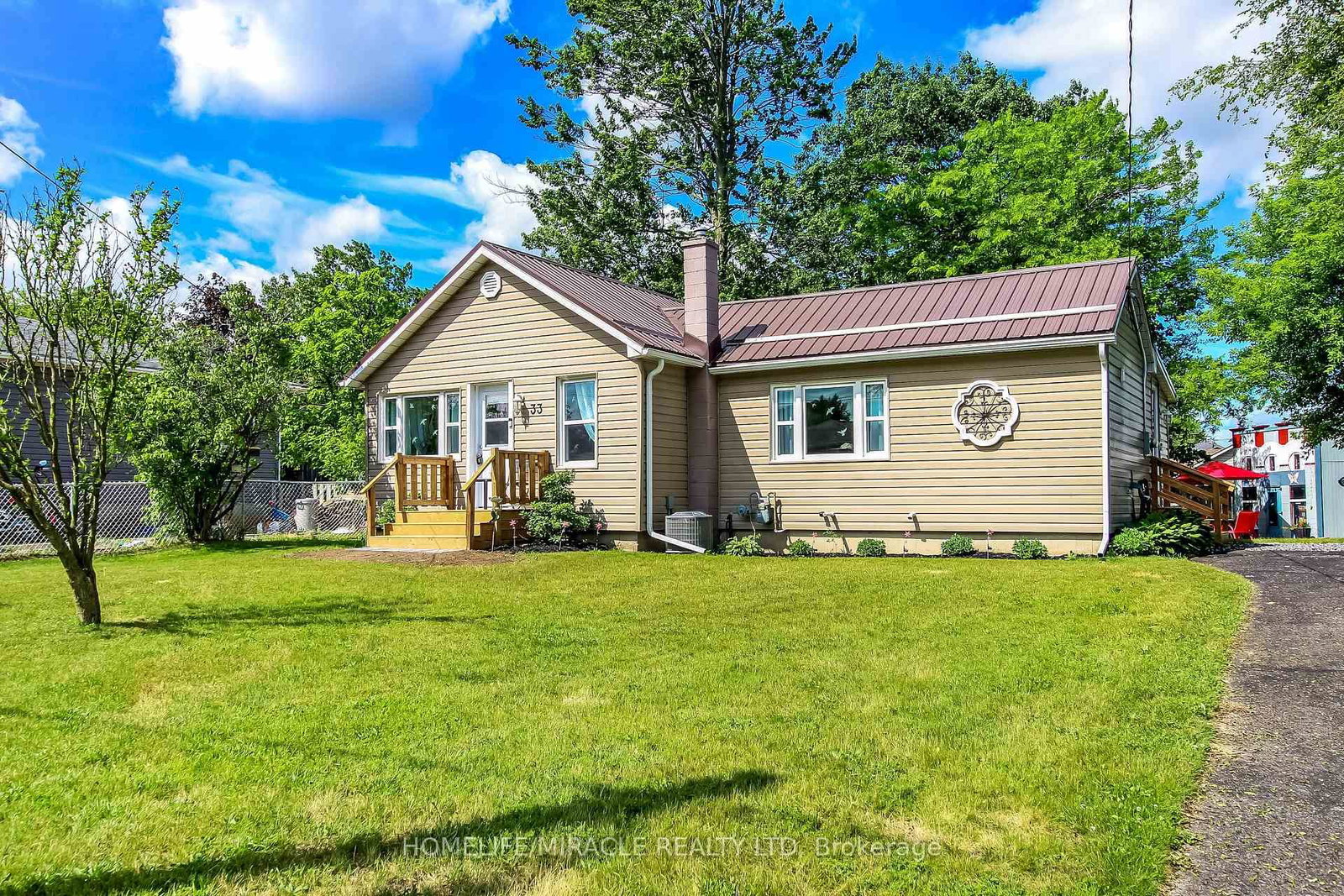 33 Ontario Street • Tillsonburg, ON photo 2