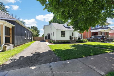 131 Bruce Street S • Blue Mountains, ON photo 2