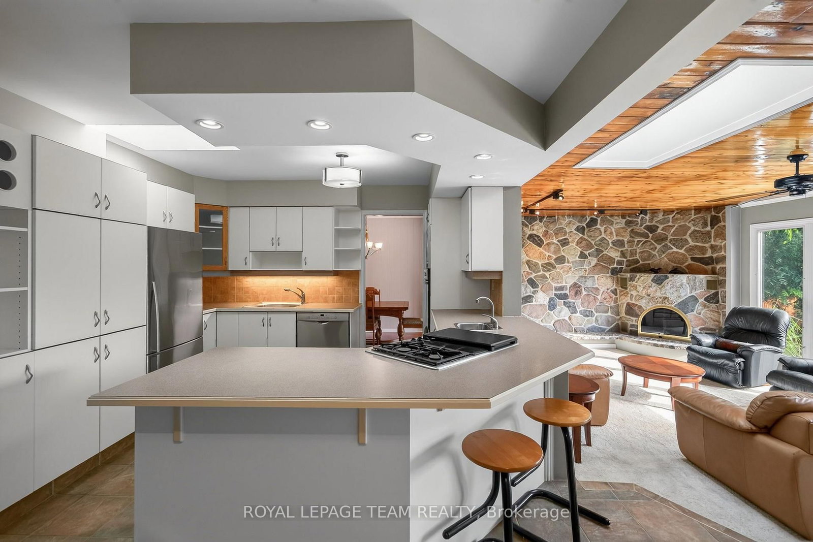 2713 Dupont Street • Ottawa, ON photo 10