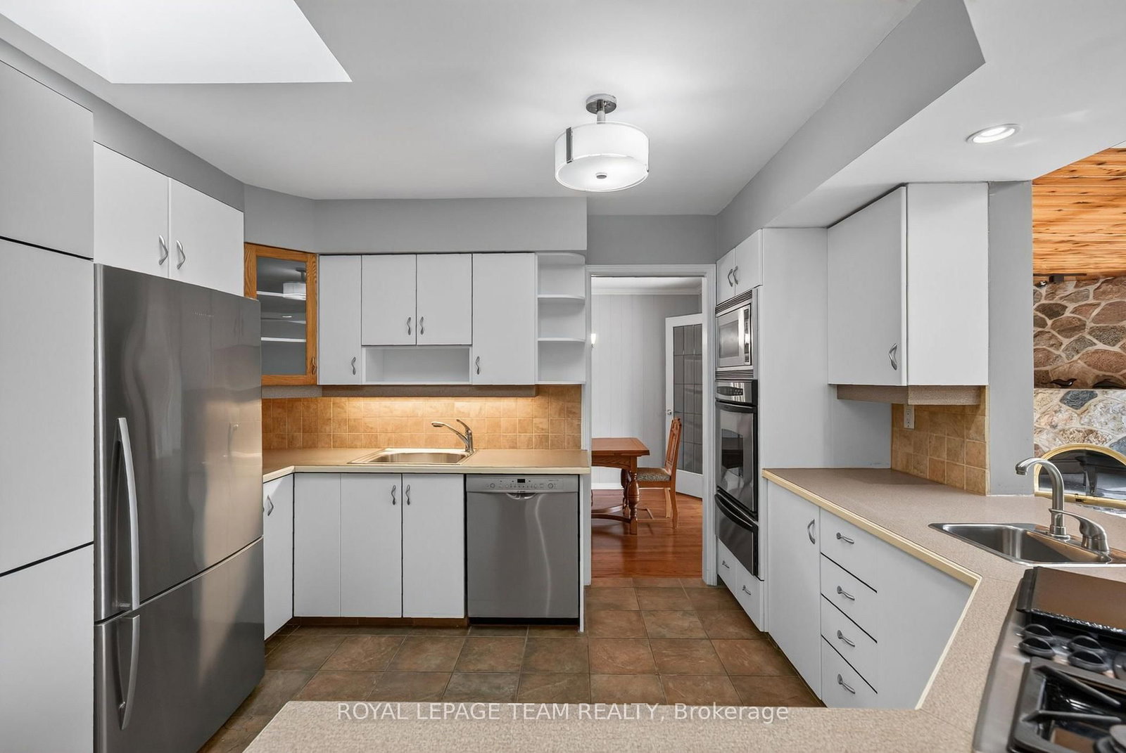 2713 Dupont Street • Ottawa, ON photo 12