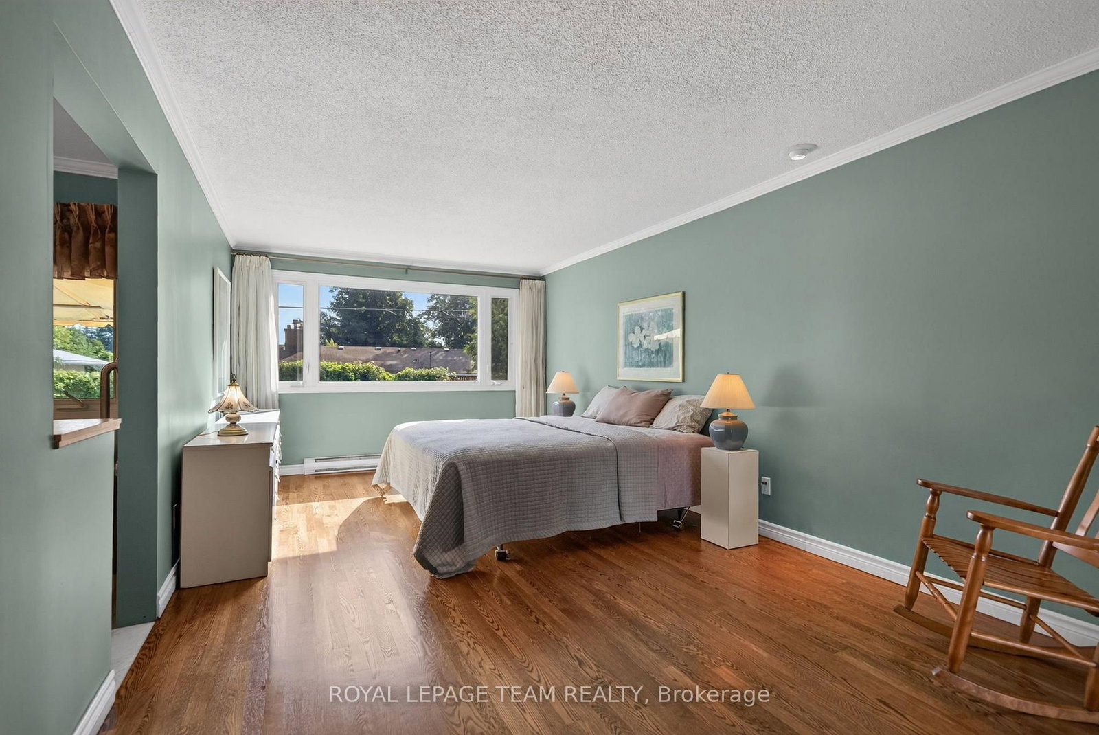 2713 Dupont Street • Ottawa, ON photo 25