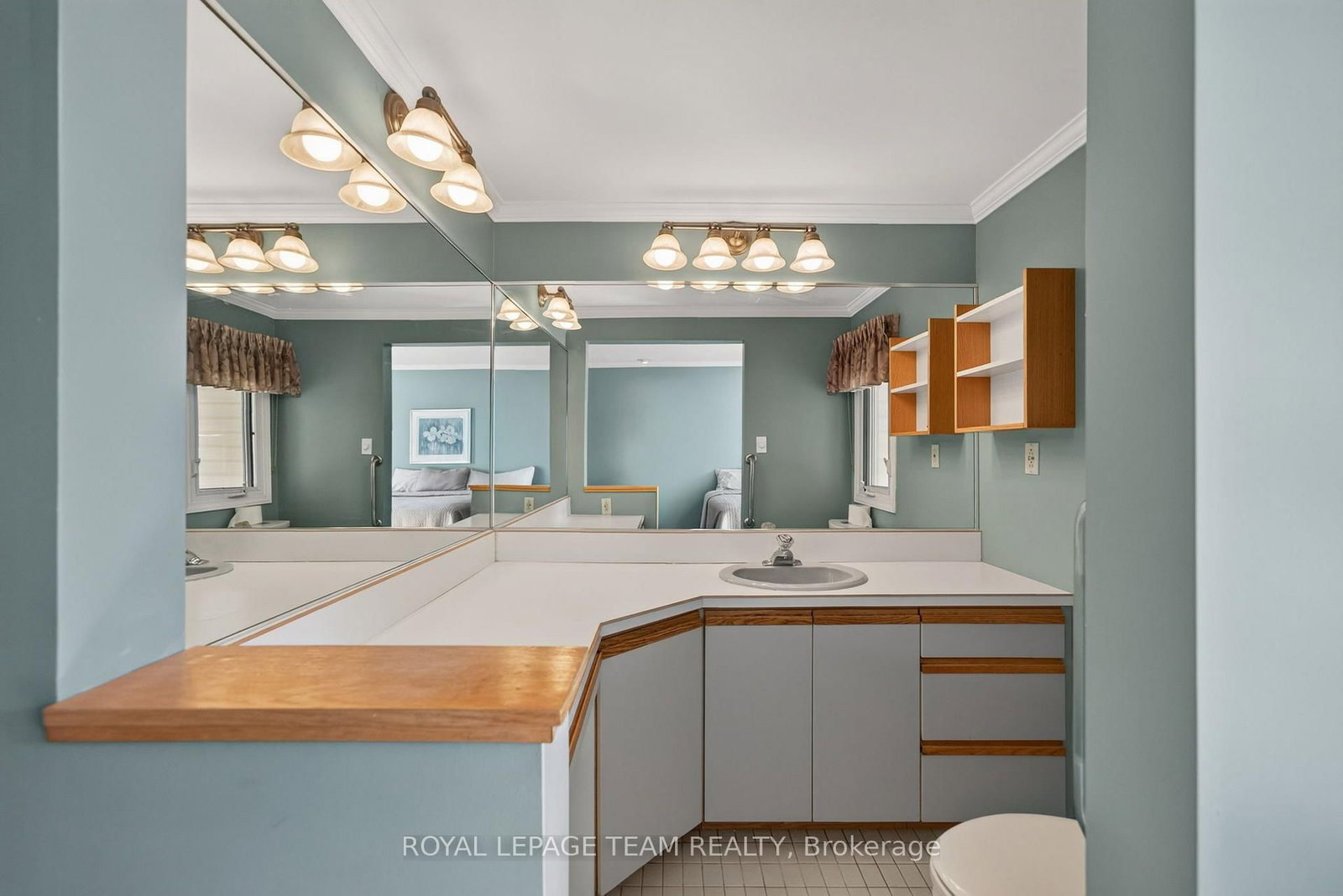 2713 Dupont Street • Ottawa, ON photo 27