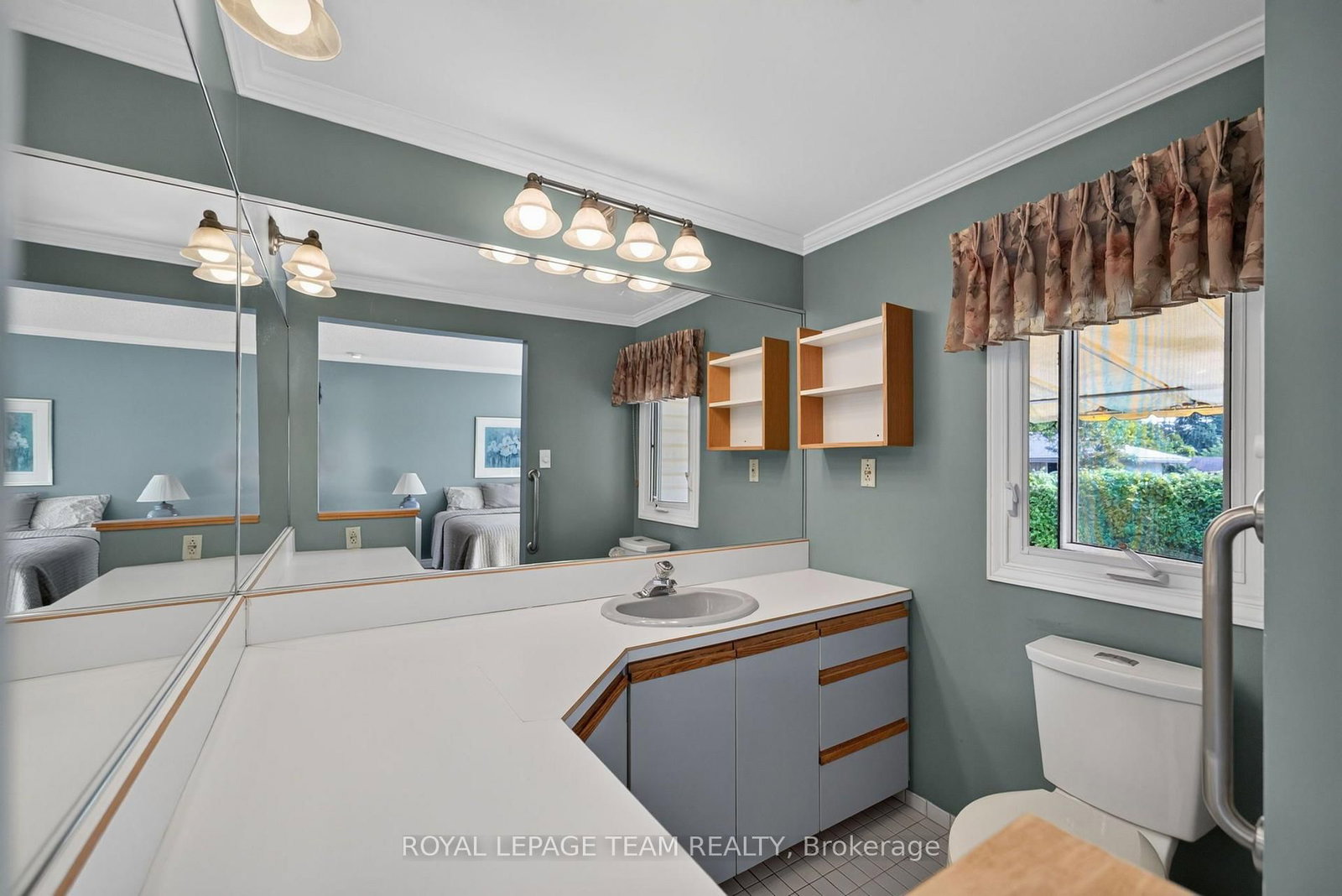 2713 Dupont Street • Ottawa, ON photo 28