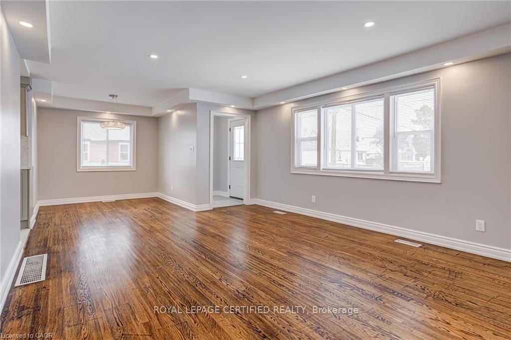 54 Duncombe Drive • Hamilton, ON photo 3