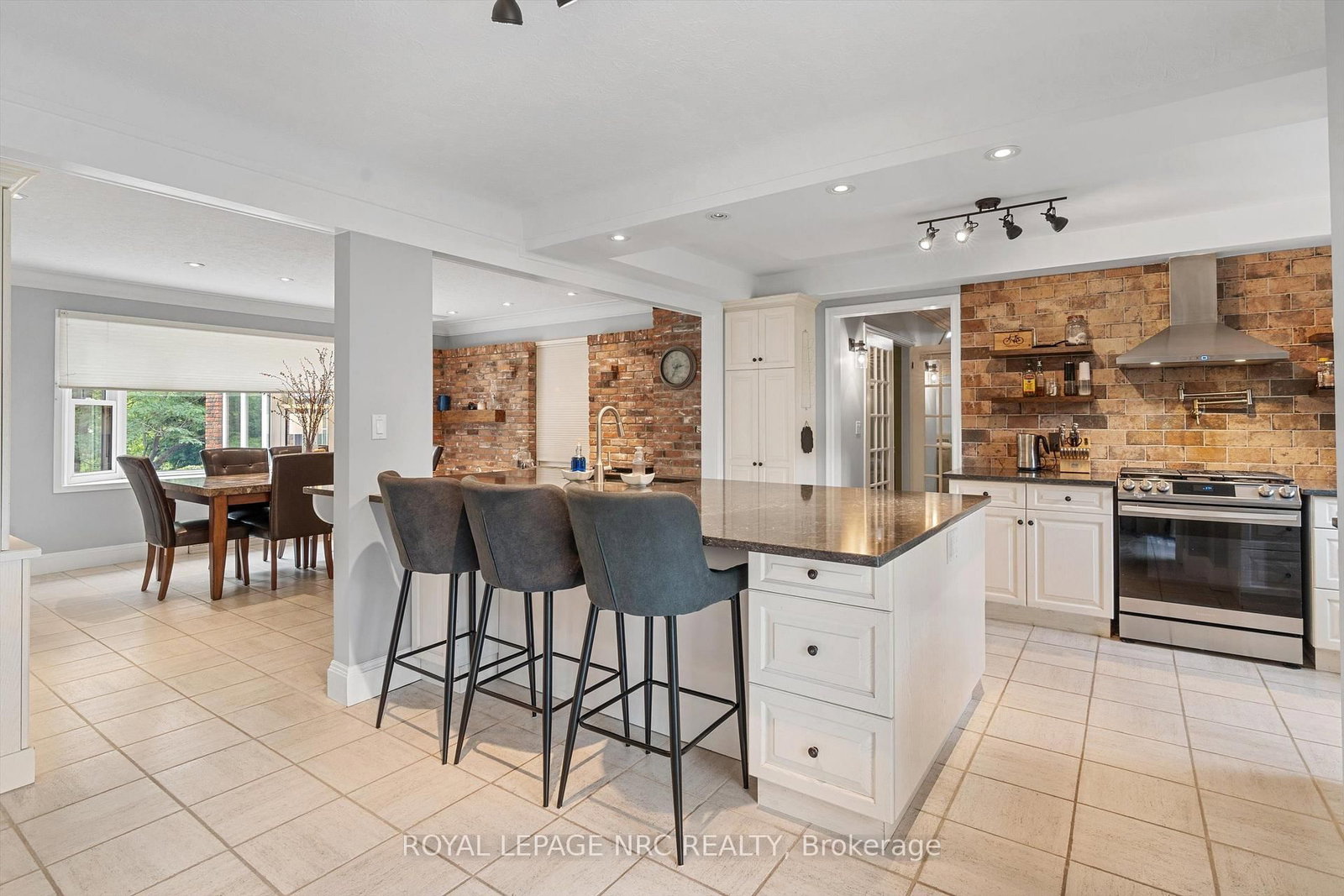 9 Pine Street • Niagara-on-the-Lake, ON photo 3
