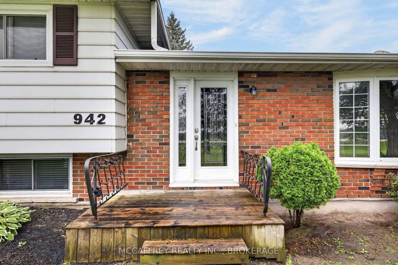 942 County Rd 1 E
