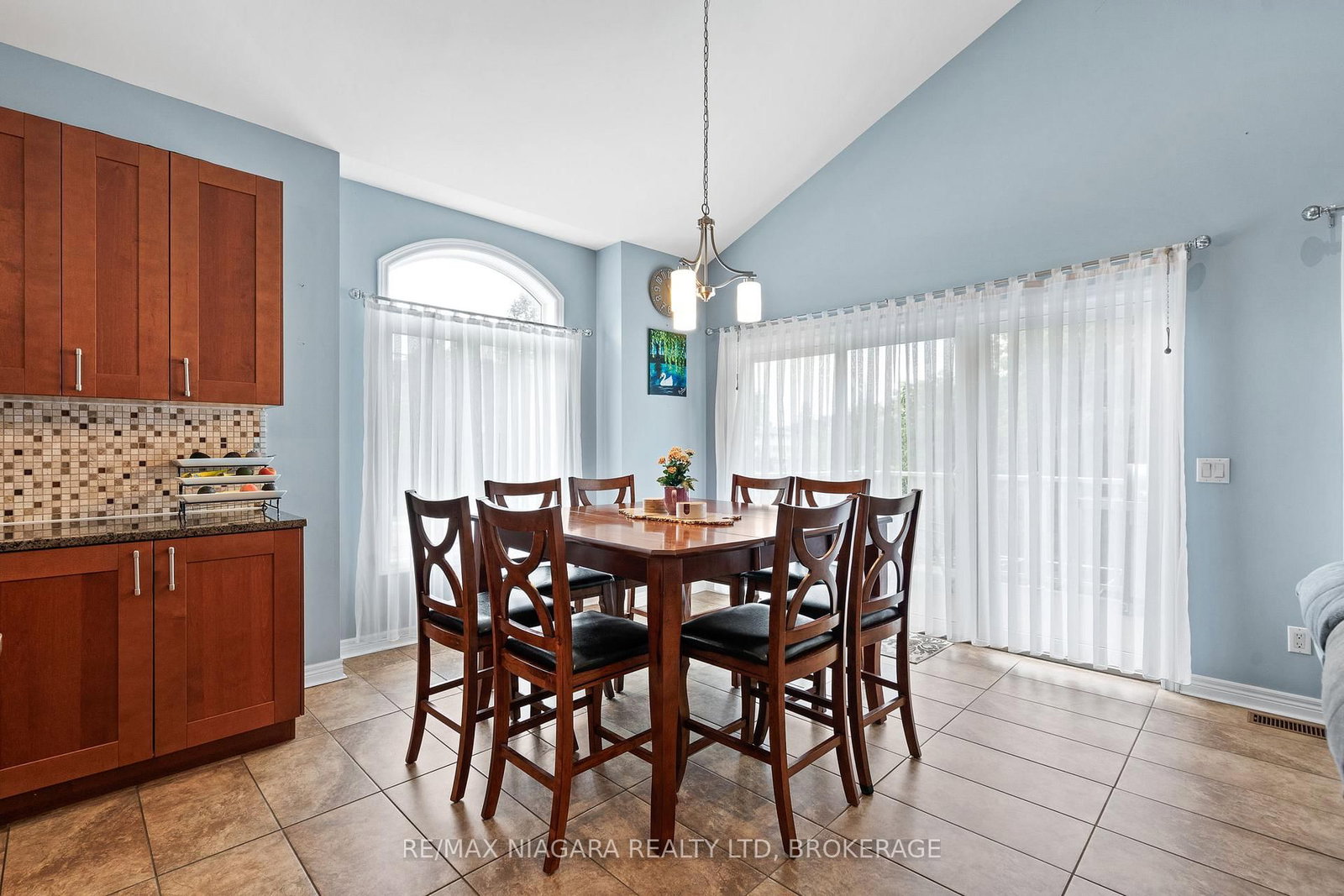 255 Lakeshore Road • St. Catharines, ON photo 9