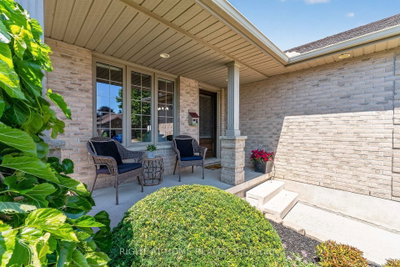 10 Galbraith Court • St. Thomas, ON photo 2