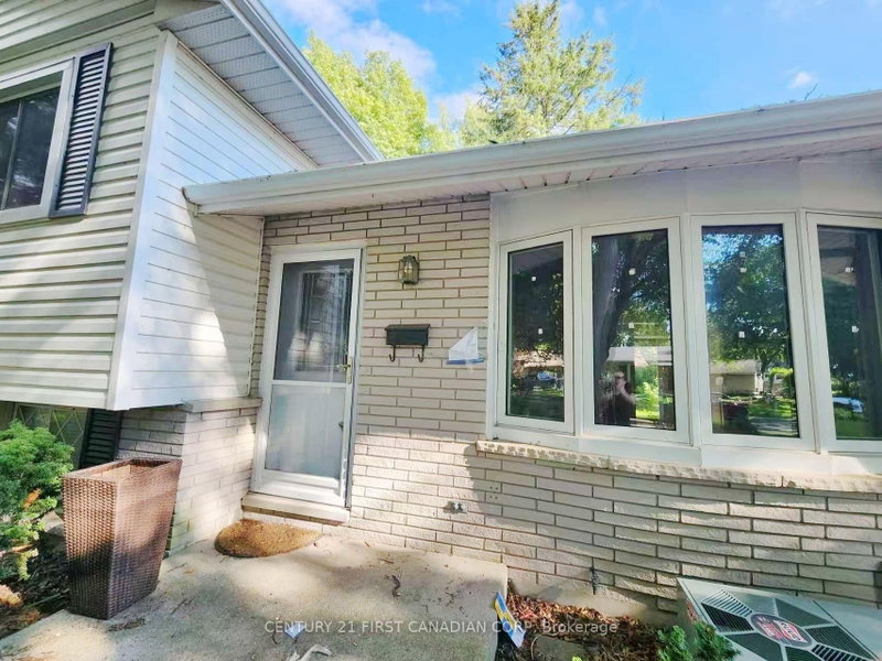 Upper Level - 711 Algoma Avenue