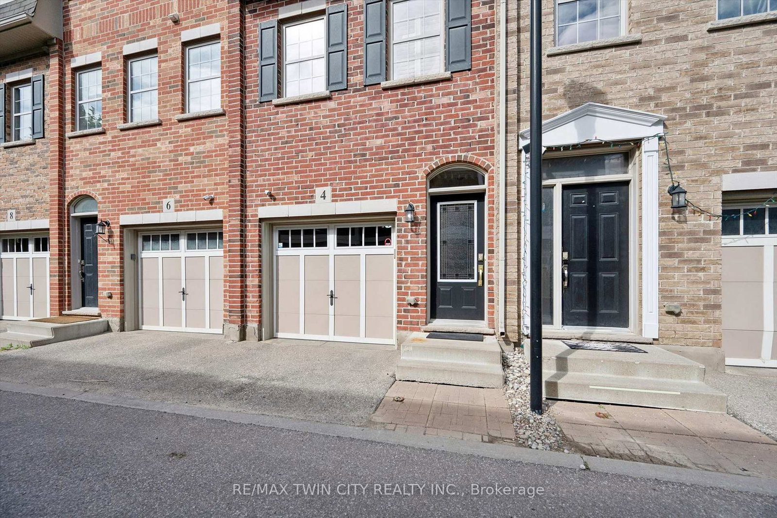 4 Cheltenham Mews • Kitchener, ON photo 2