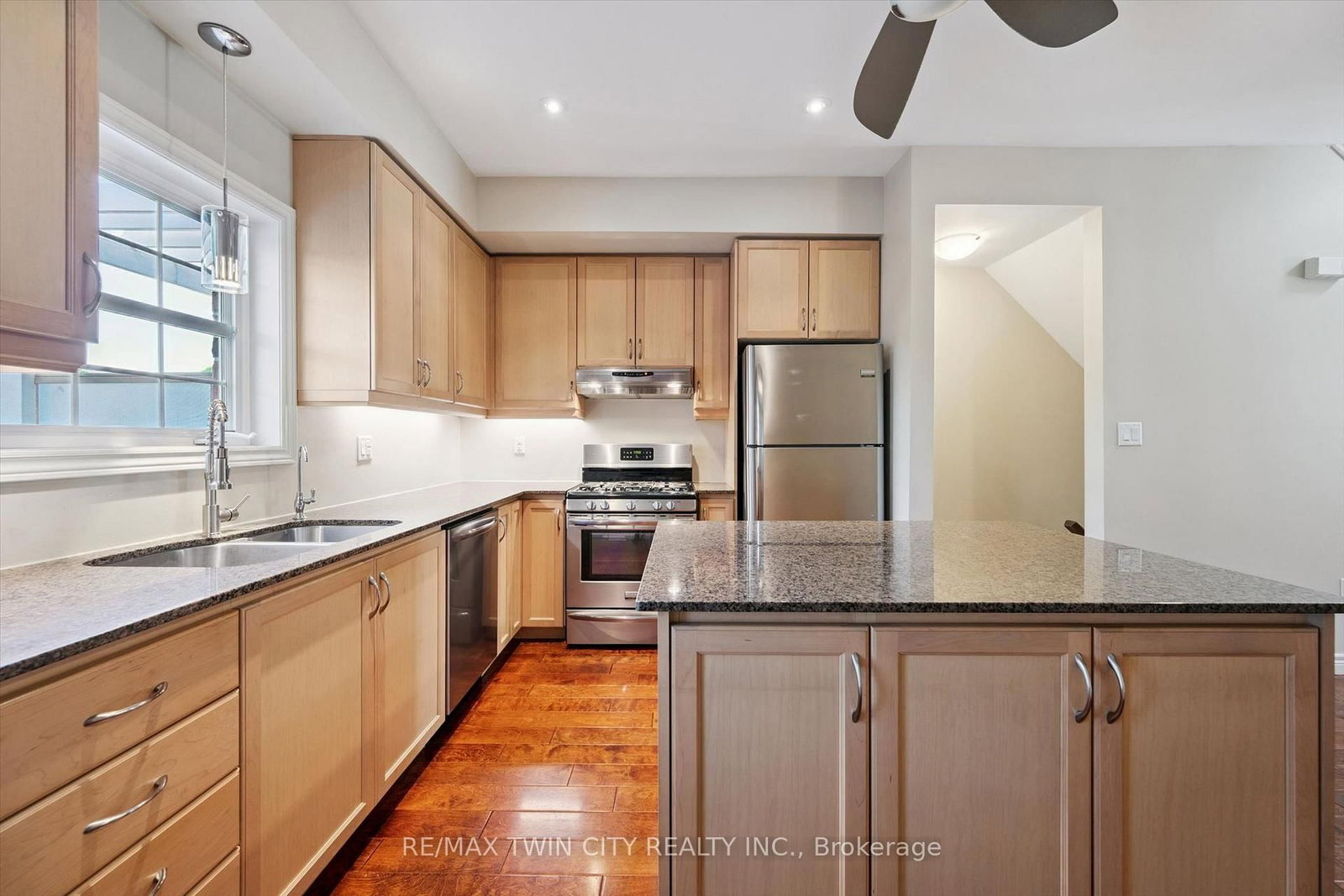 4 Cheltenham Mews • Kitchener, ON photo 4