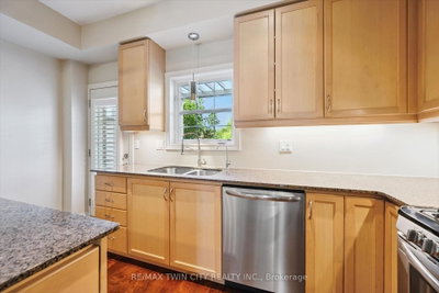 4 Cheltenham Mews • Kitchener, ON photo 5