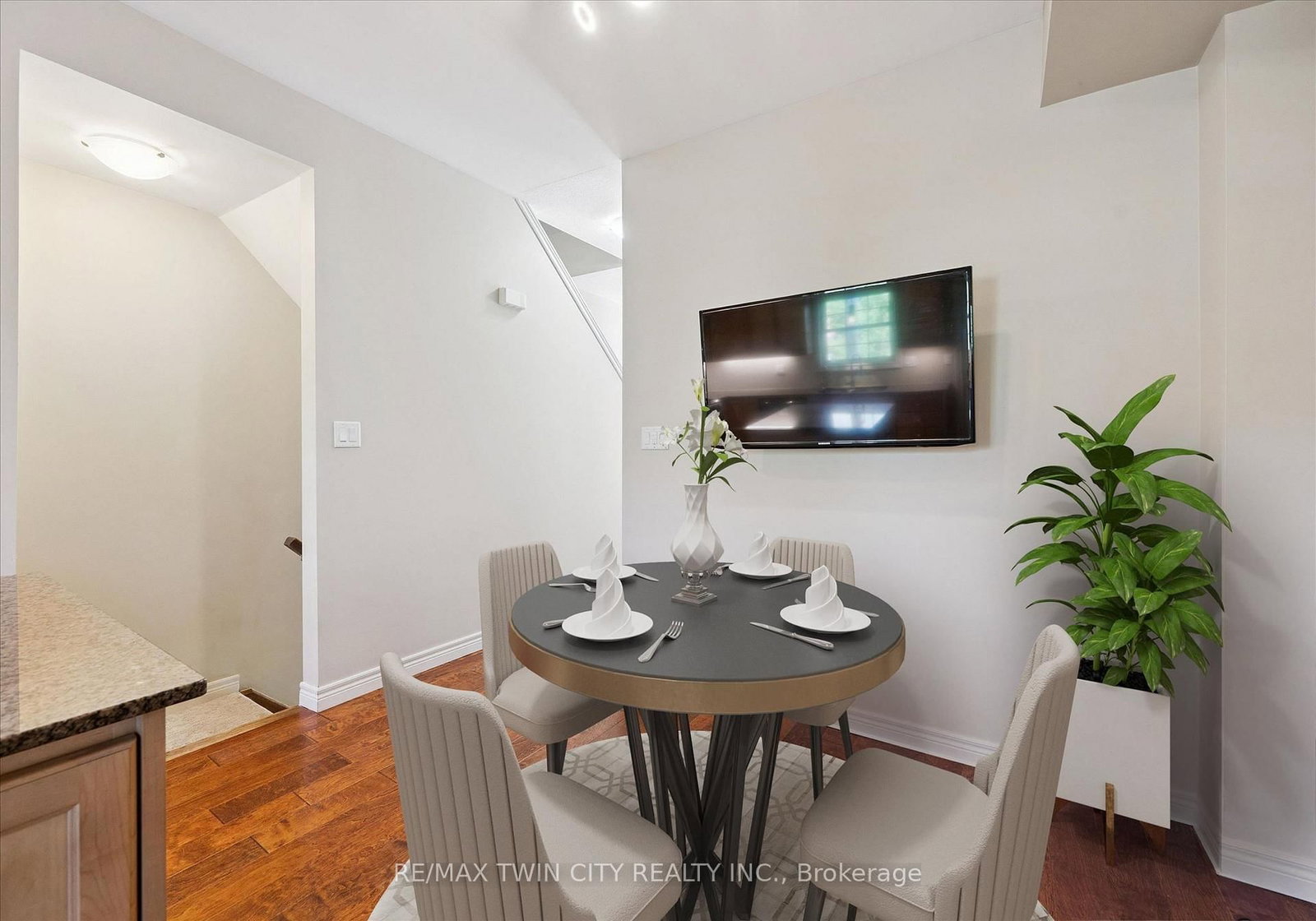 4 Cheltenham Mews • Kitchener, ON photo 8