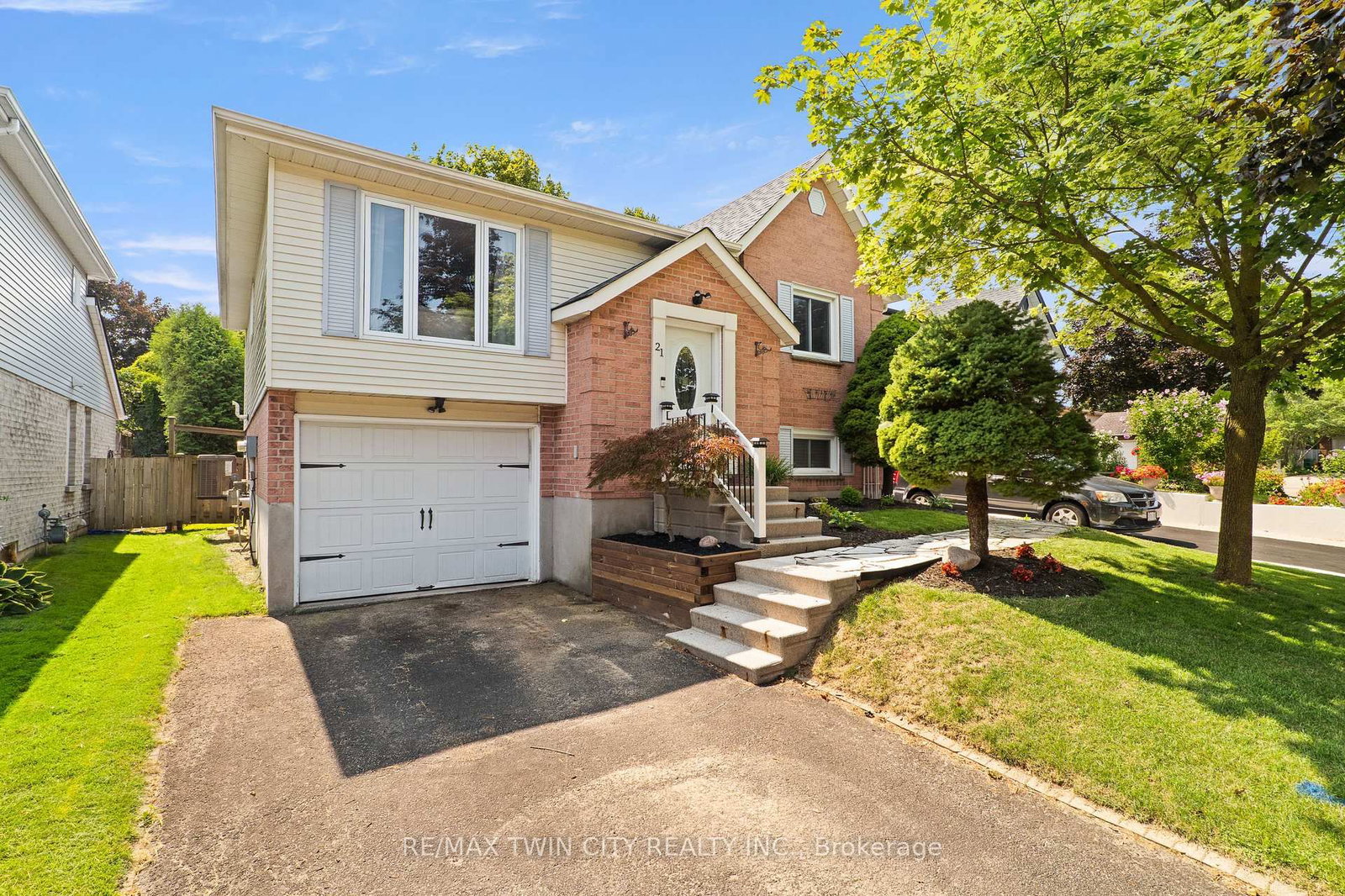 21 Golden Meadow Crescent • Kitchener, ON photo 1