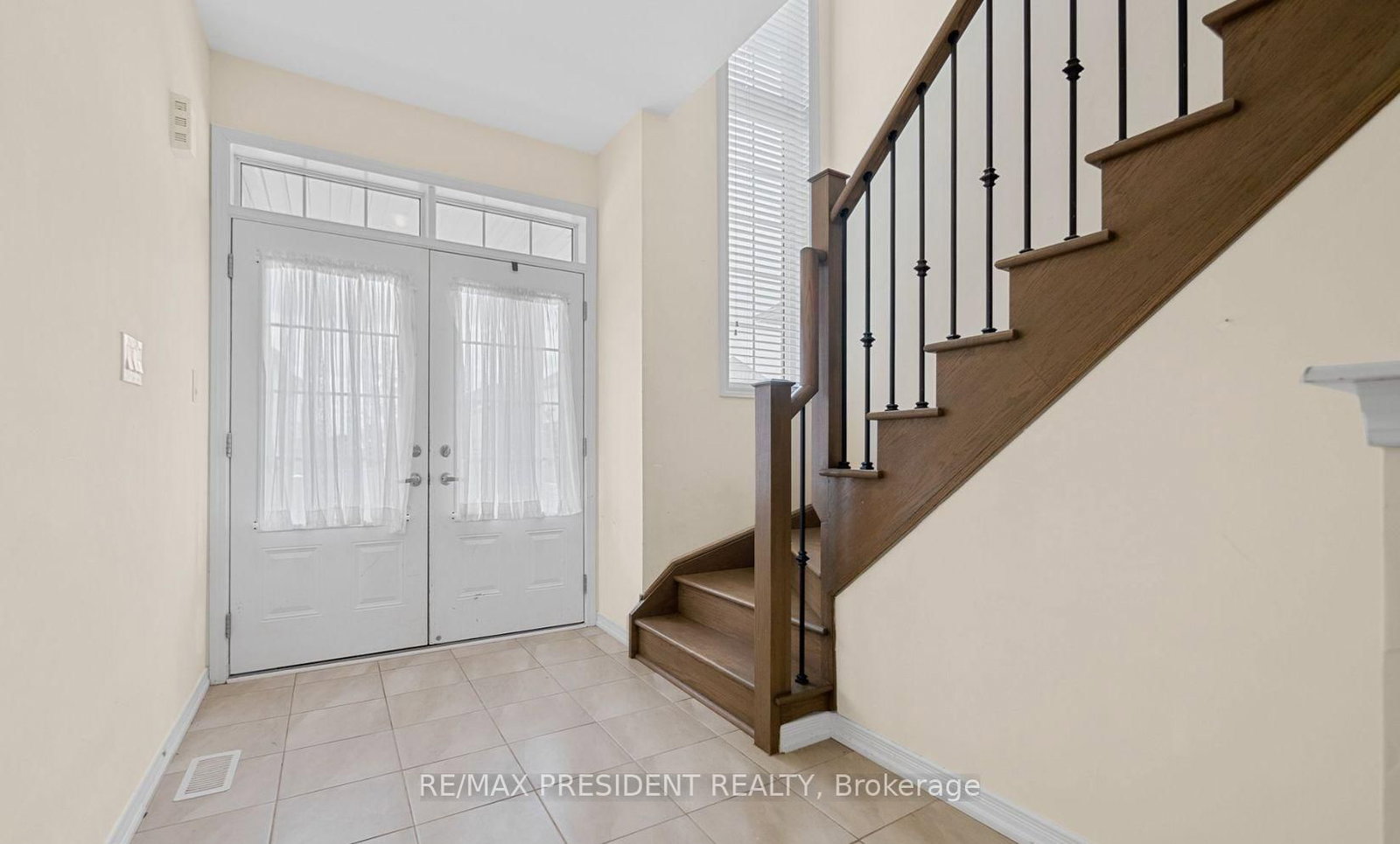 25 Seanesy Drive • Thorold, ON photo 4