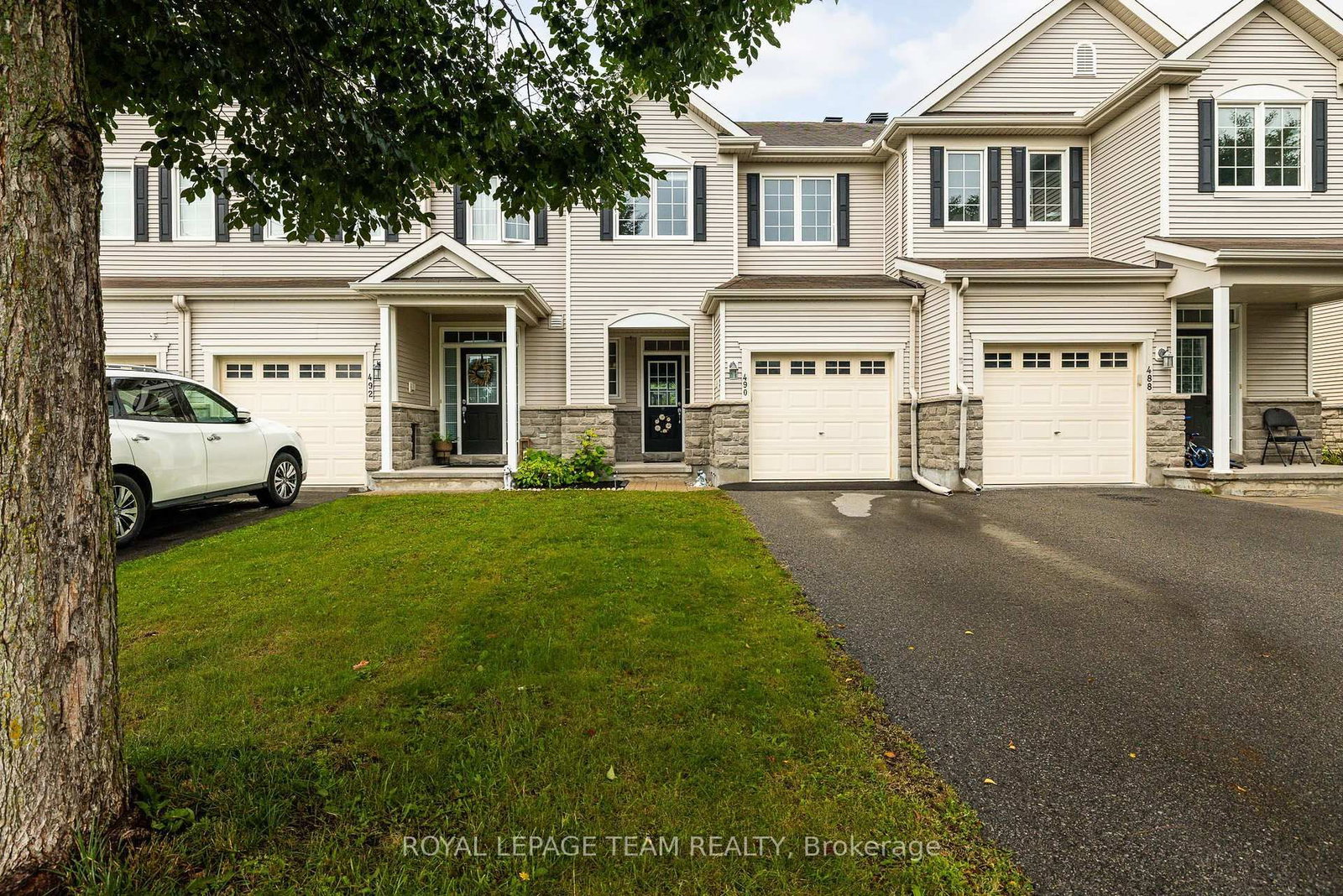 490 Dundonald Drive • Ottawa, ON photo 2