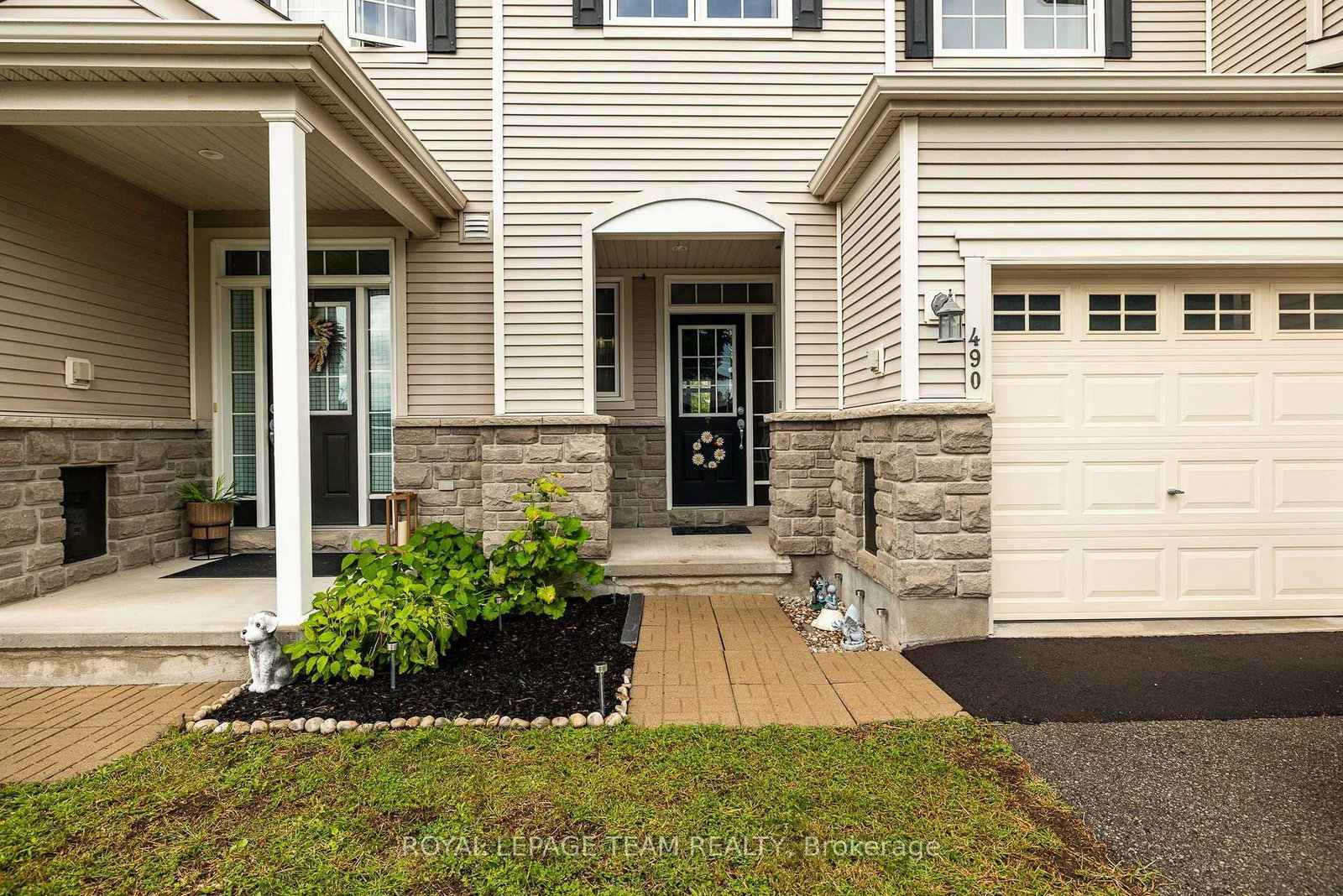 490 Dundonald Drive • Ottawa, ON photo 3