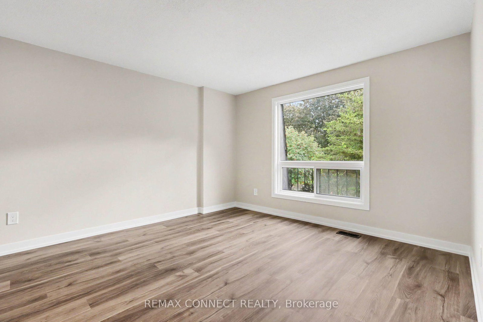 43 Tybalt Crescent • Ottawa, ON photo 8
