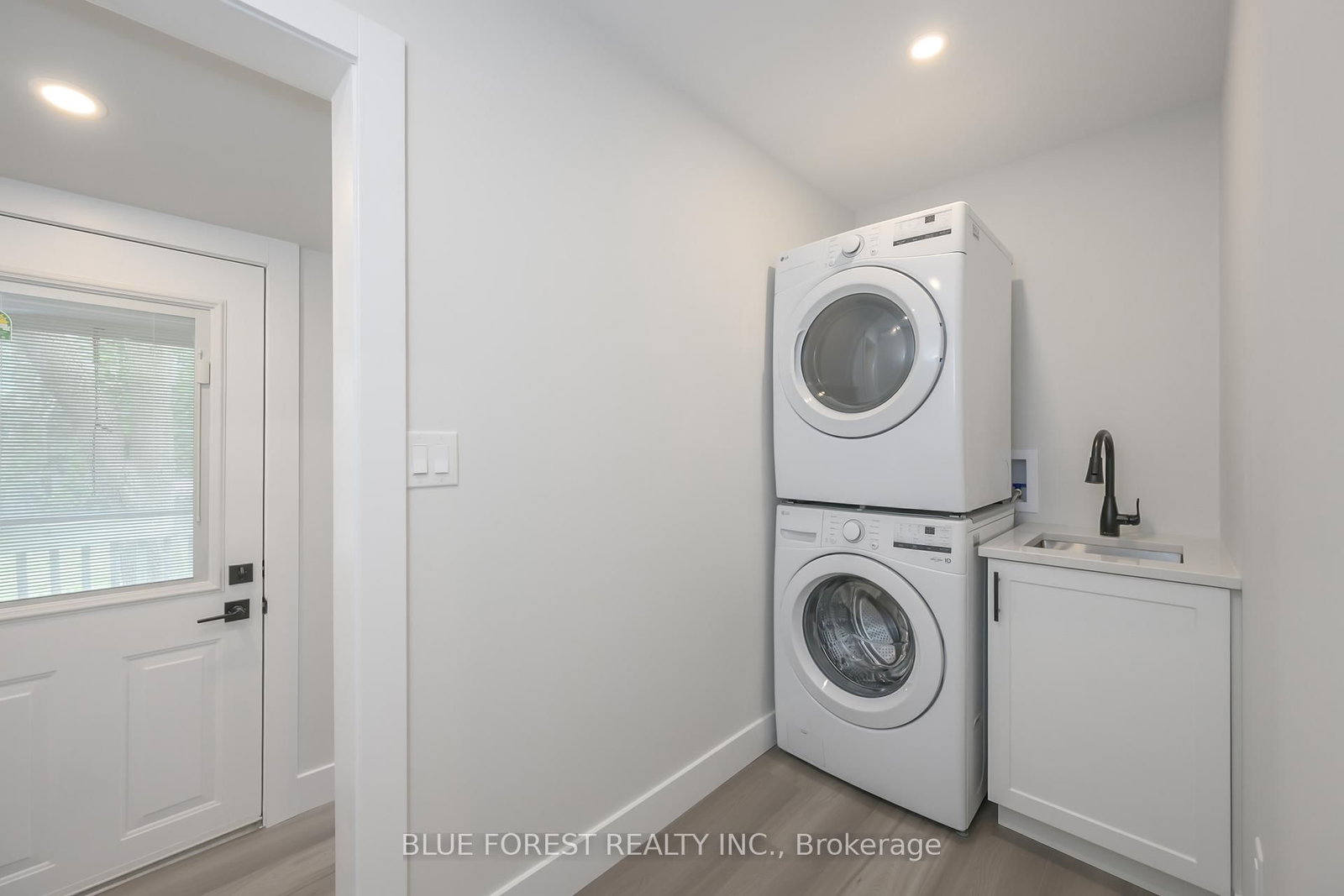 186 VICTORIA Street • Southwest Middlesex, ON photo 10