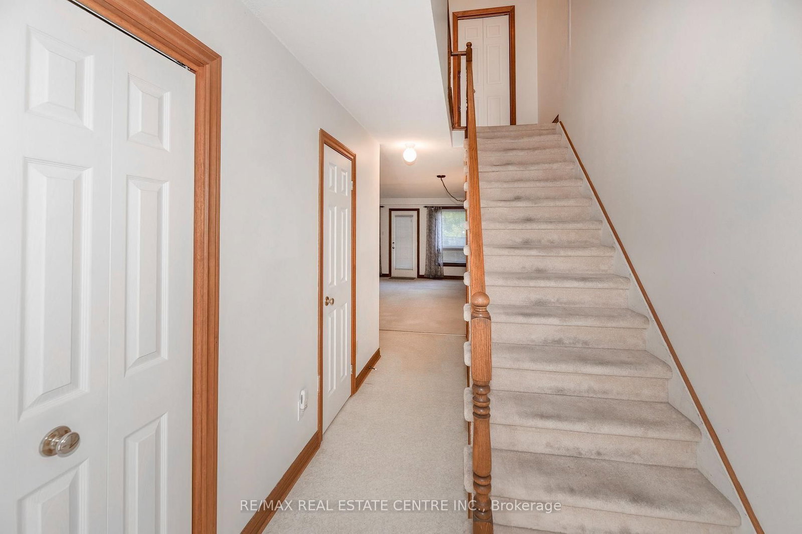 2 Walker Court • Grimsby, ON photo 4